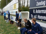 Supporters komen van de bank bij vooractie van de 3-0